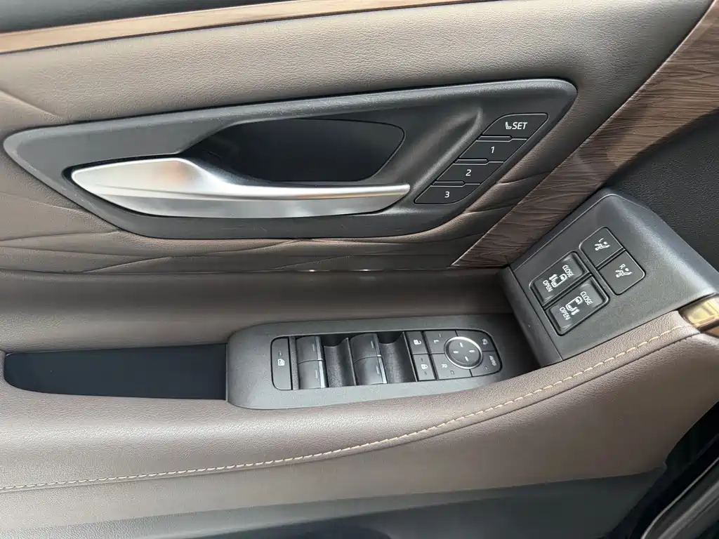Toyota Alphard — миниатюра 13