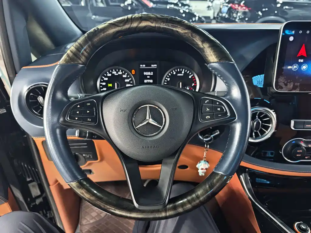 Mercedes-Benz Vito 2023 2.0T Elite 7 мест