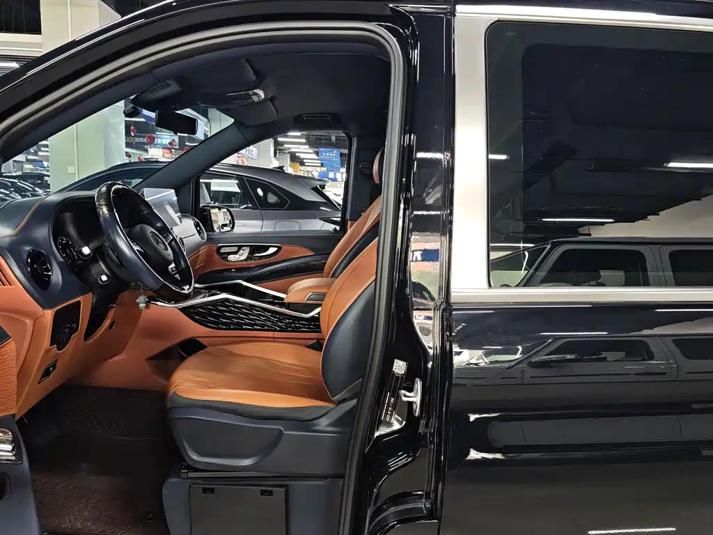 Mercedes-Benz Vito 2023 2.0T Elite 7 мест
