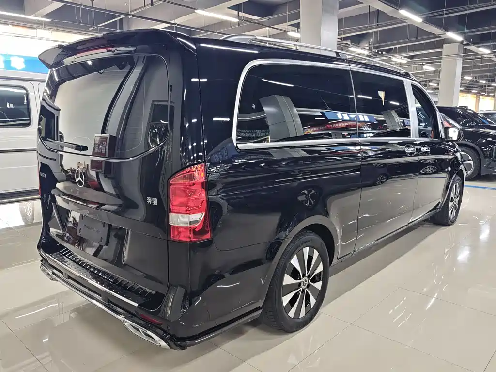 Mercedes-Benz Vito 2023 2.0T Elite 7 мест