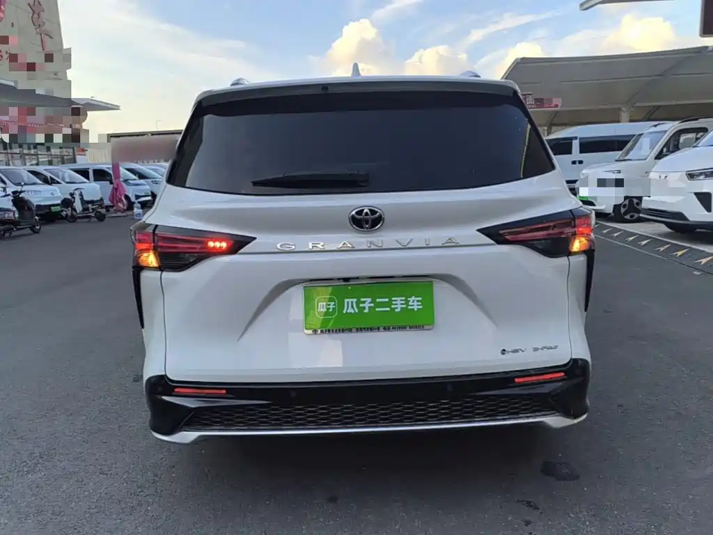 Toyota Granvia — миниатюра 6