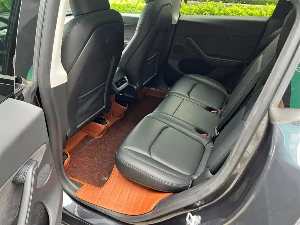 Tesla Model Y — миниатюра 5