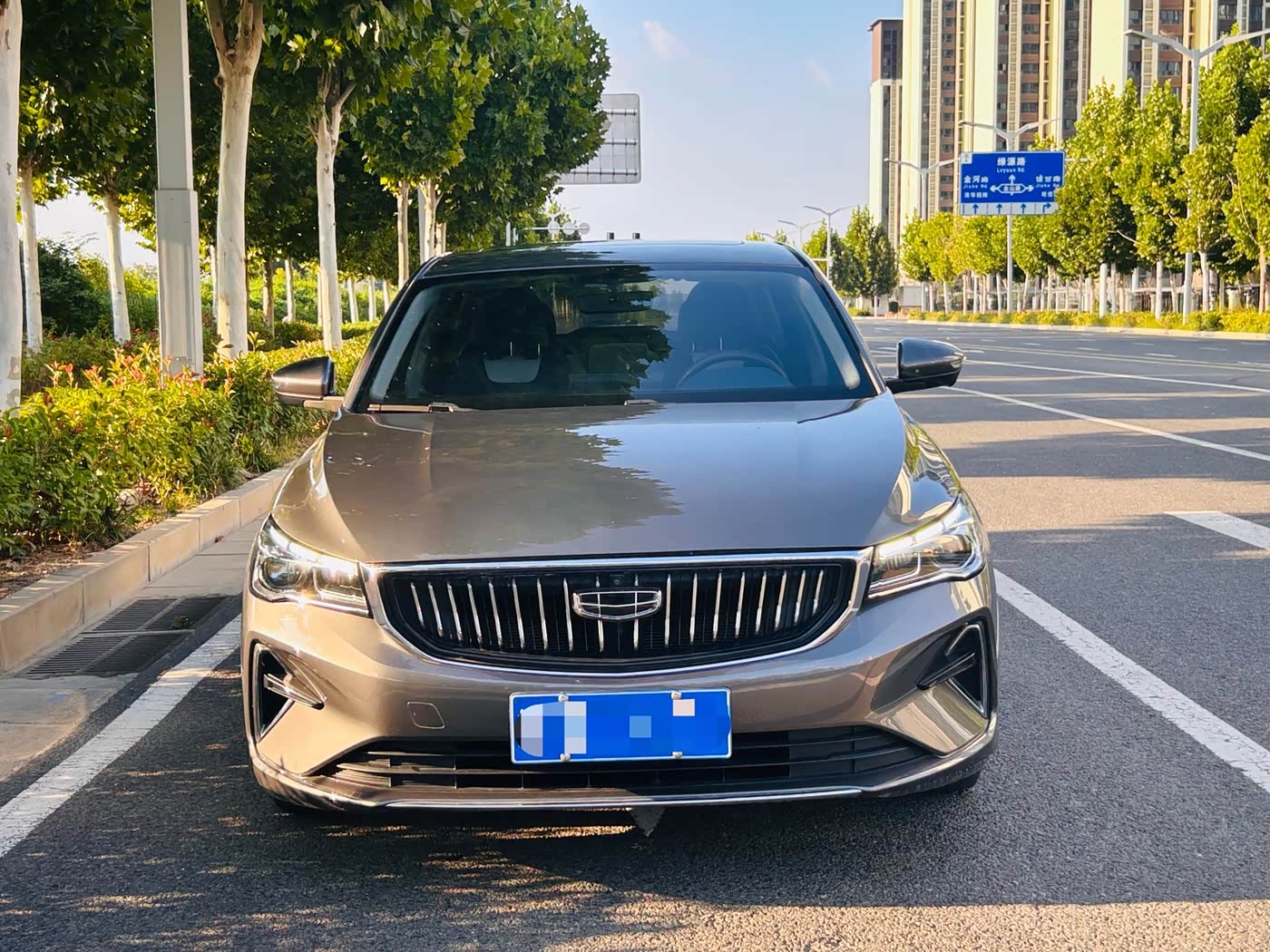 Geely Emgrand 1.5 л 2022 г. Серебристо-серый, пробег 42000 км