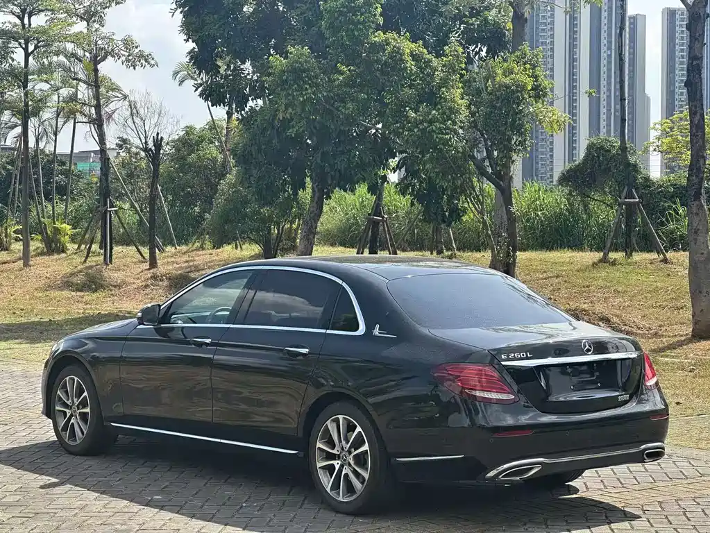 Mercedes-Benz E-Class — миниатюра 7