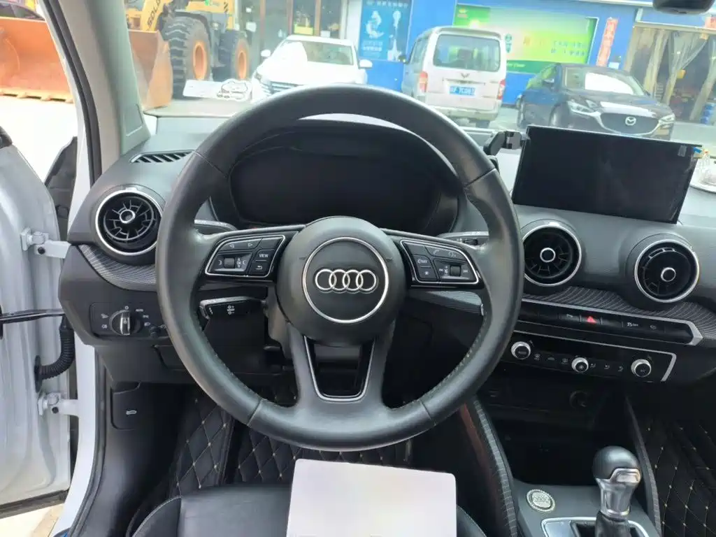 Audi Q2L e-tron — миниатюра 3
