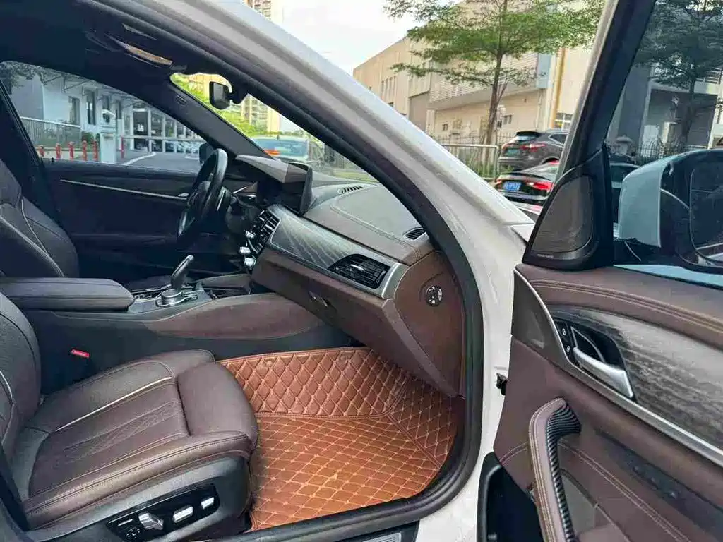 BMW 5 Series — миниатюра 8