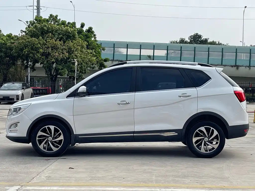 BAOJUN 560