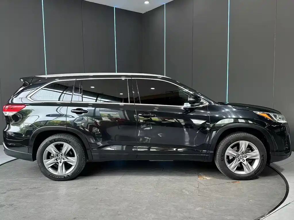 Toyota Highlander 2021 2.0T Luxury 7 мест