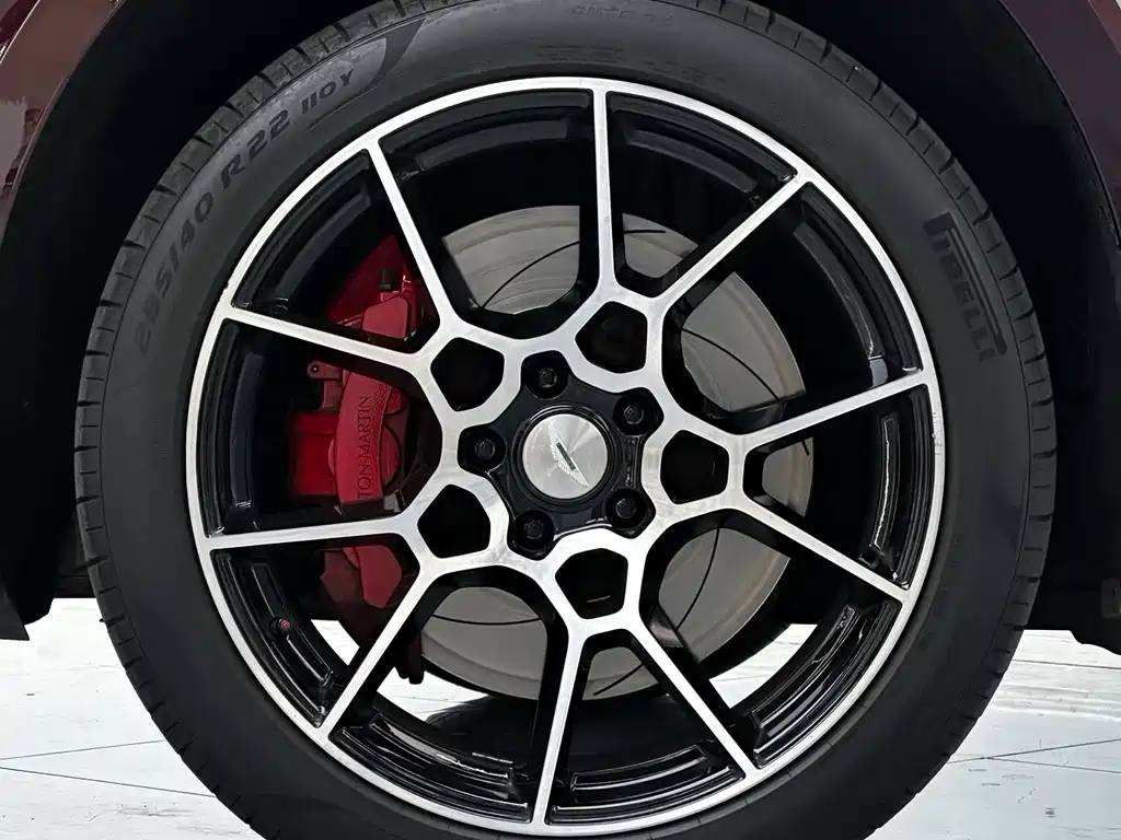 Aston Martin DBX — миниатюра 8