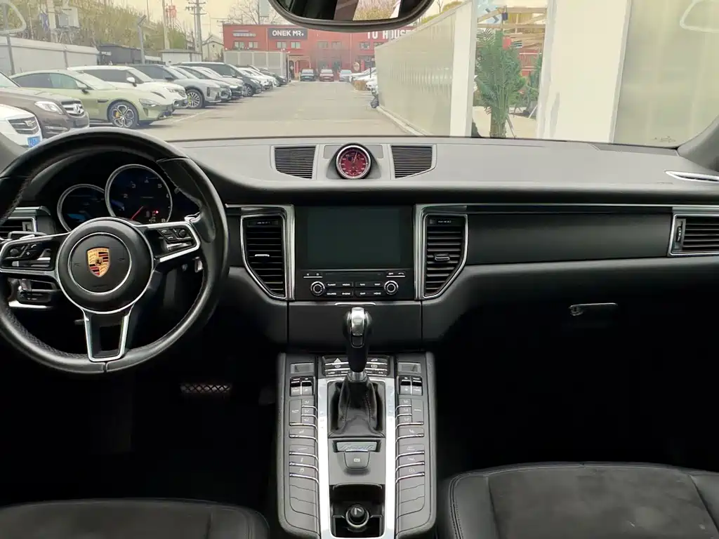 PORSCHE MACAN