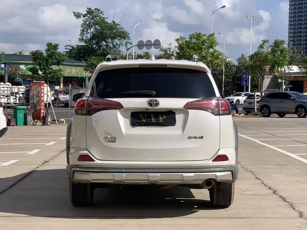 Toyota RAV4 — миниатюра 8