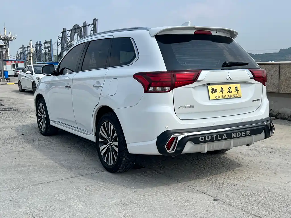 MITSUBISHI OUTLANDER