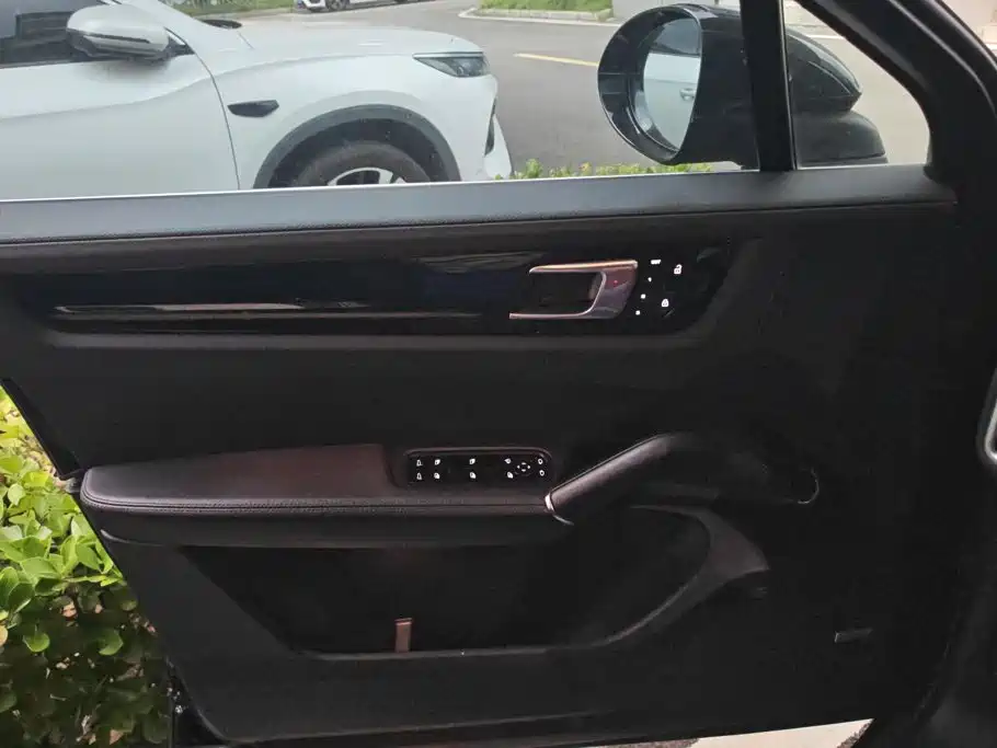 Porsche Cayenne — миниатюра 7