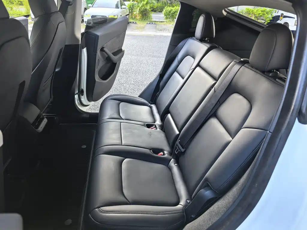 Tesla Model Y — миниатюра 8