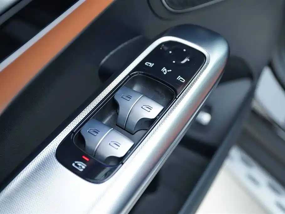 Mercedes-Benz GLC 2025 GLC 300 L 4MATIC 5 мест