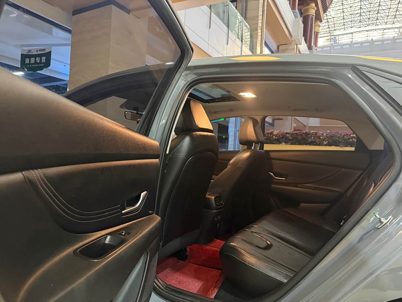 Hyundai Elantra 1.5 л 2023 г. Серебристо-серый, пробег 42000 км