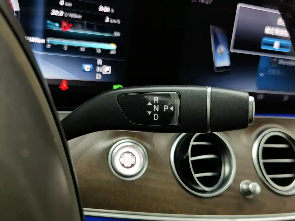Mercedes-Benz E-Class — миниатюра 13