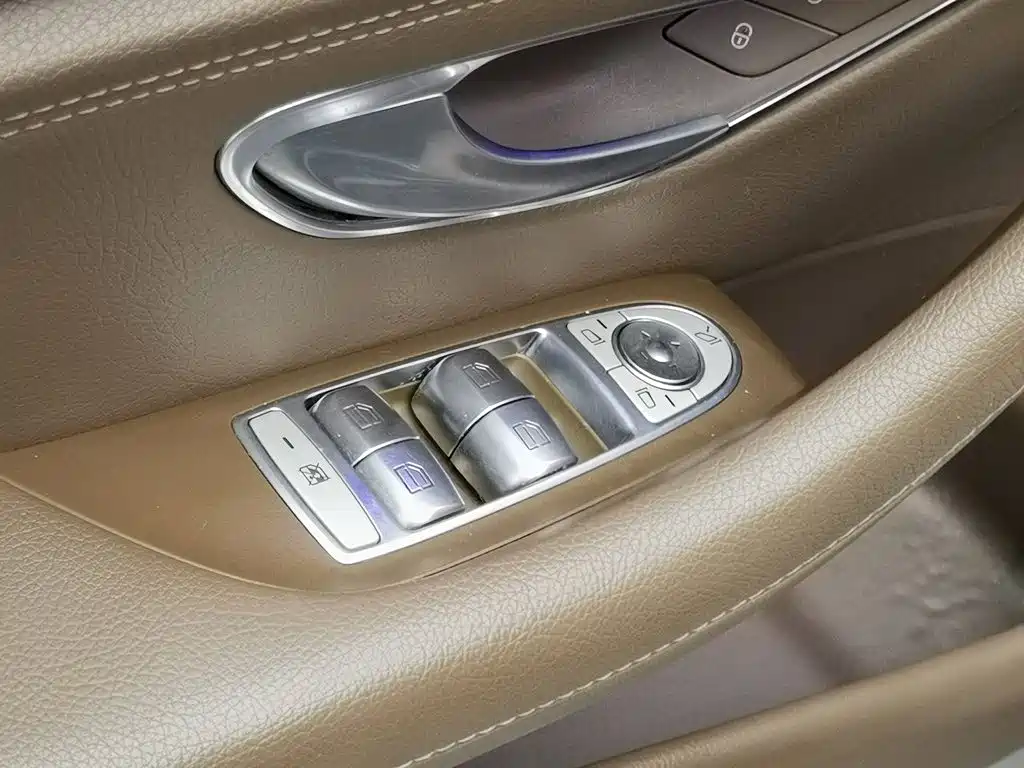 Mercedes-Benz E-Class — миниатюра 9