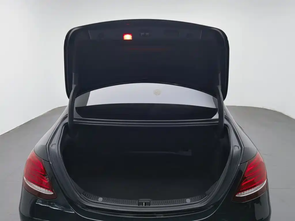 Mercedes-Benz E-Class — миниатюра 16