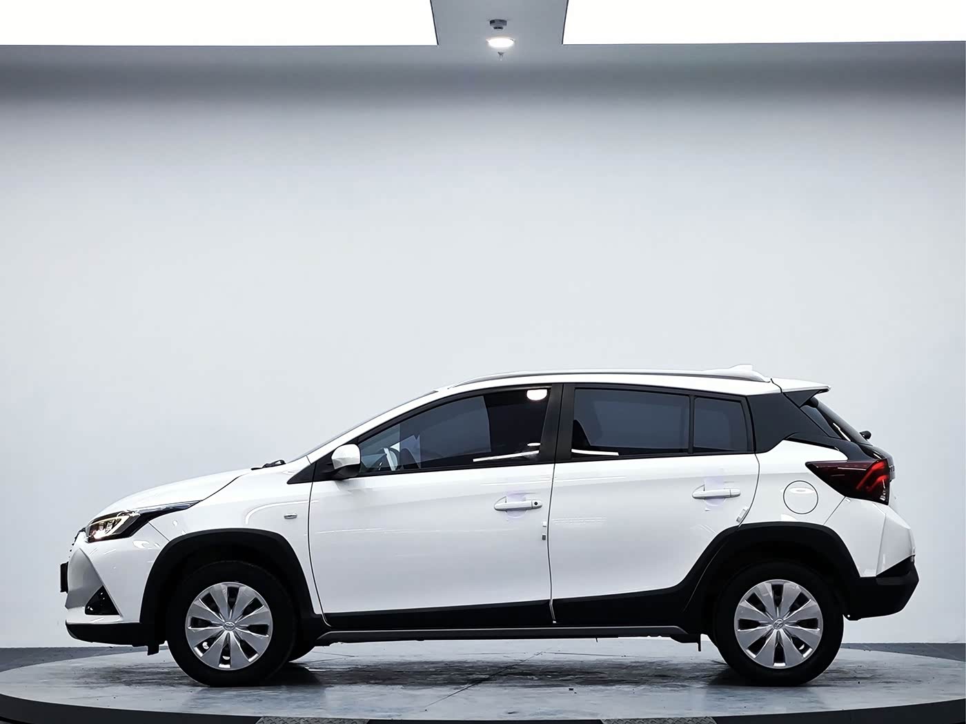 Toyota YARiS L Zhi Xuan 1.5 л 2022 г. Белый, пробег 37000 км