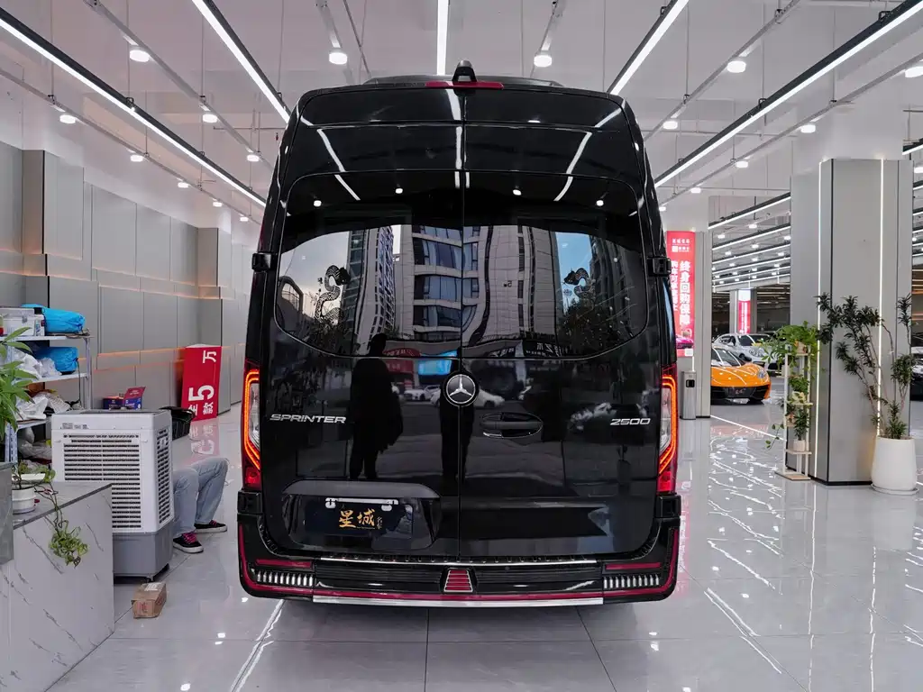 Mercedes-Benz Sprinter 2024 2.0L AT