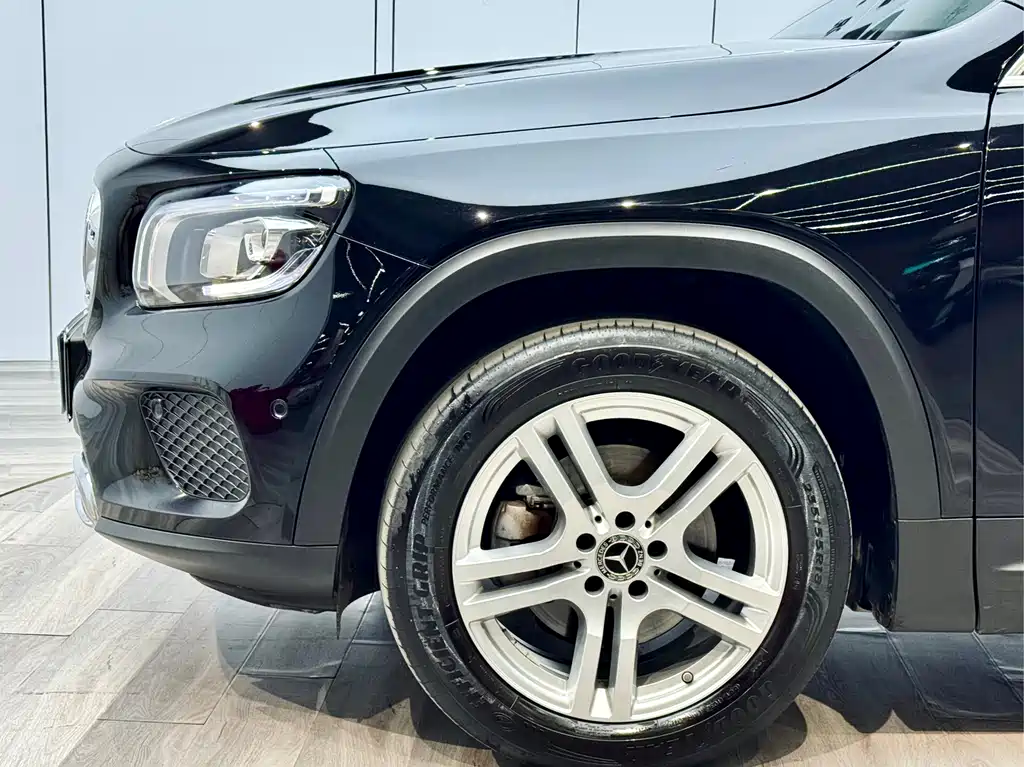 MERCEDES-BENZ GLB
