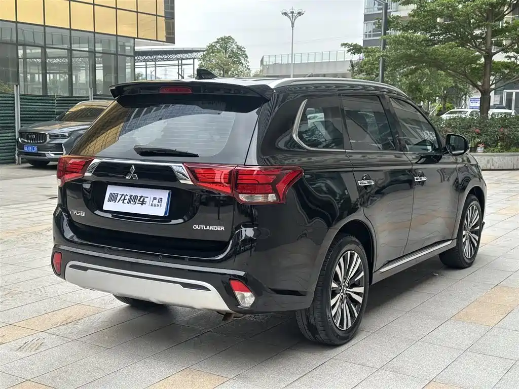 Mitsubishi Outlander 2021 2.4L 7 мест