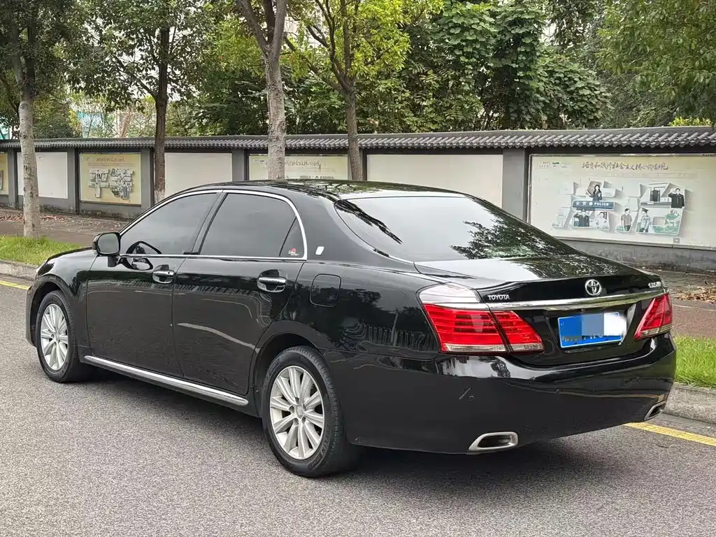Toyota Crown — миниатюра 3
