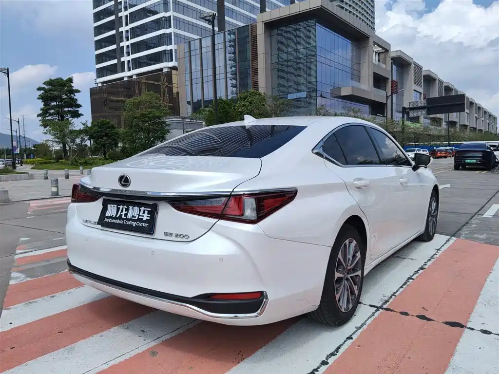 Lexus ES — миниатюра 10