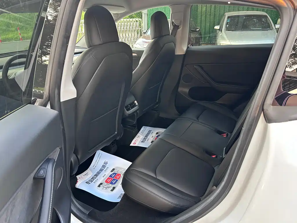 Tesla Model Y — миниатюра 6