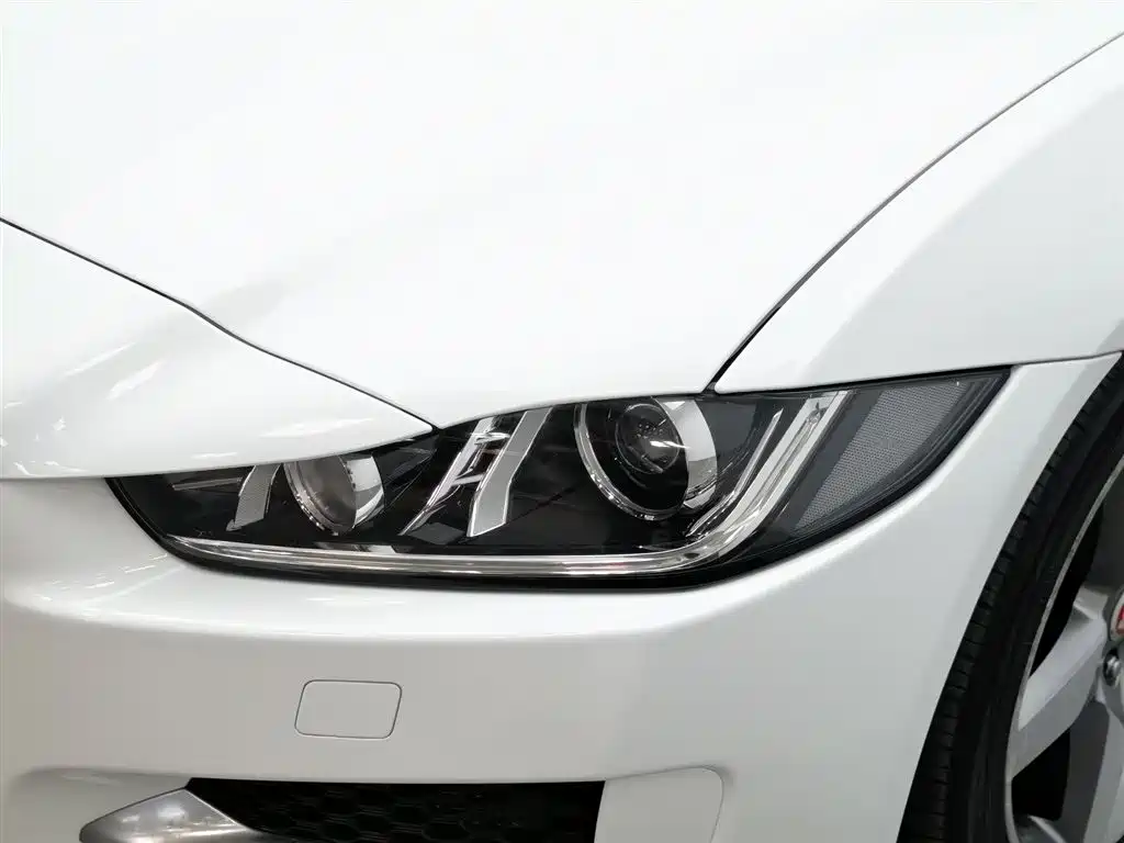 Jaguar XE 2015 2.0T 200PS R-Sport
