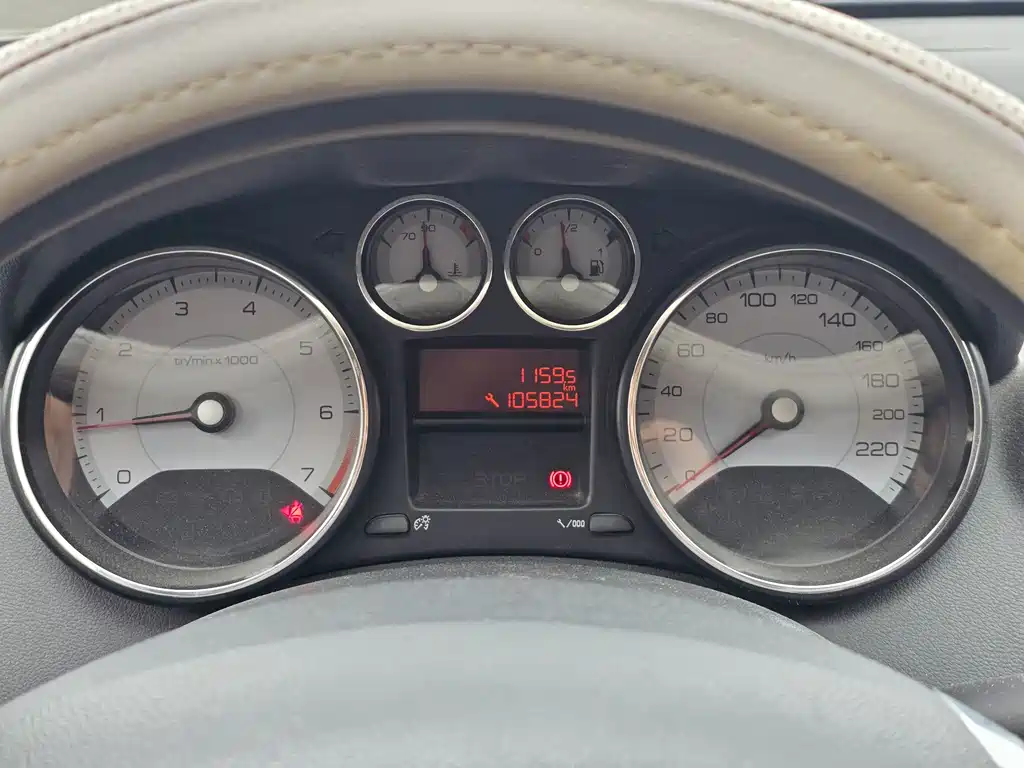 Peugeot 408 2013 1.6L MT Comfort