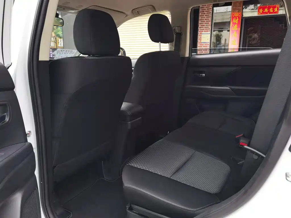 MITSUBISHI OUTLANDER