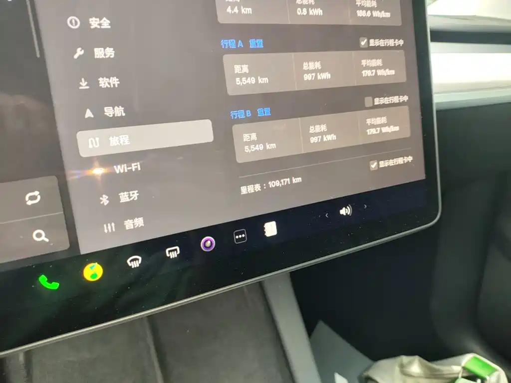 Tesla Model Y — миниатюра 12