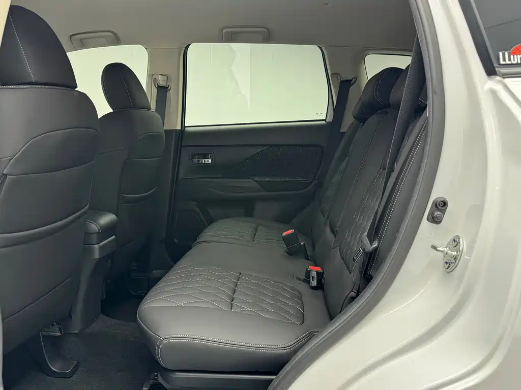 Mitsubishi Outlander — миниатюра 16