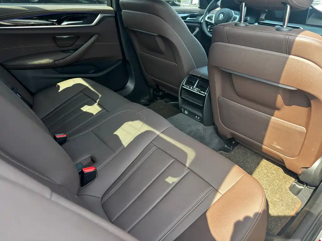 BMW 5 Series — миниатюра 5