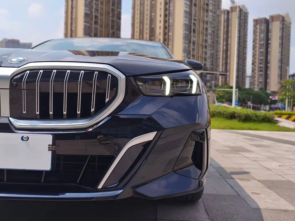 BMW 5 Series — миниатюра 17
