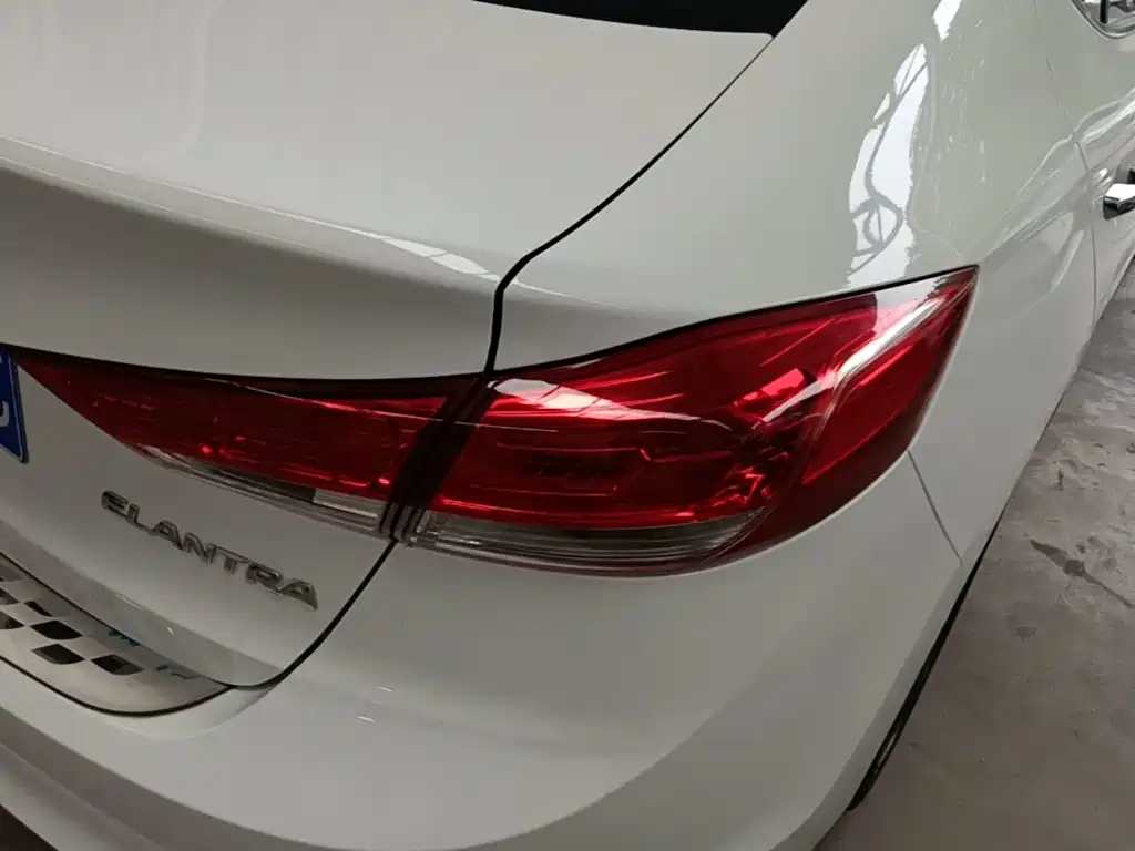 Hyundai Elantra — миниатюра 8