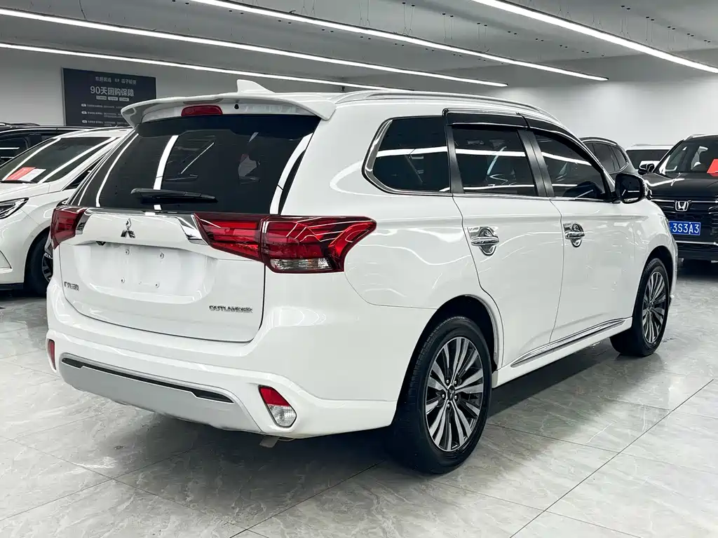 Mitsubishi Outlander — миниатюра 6