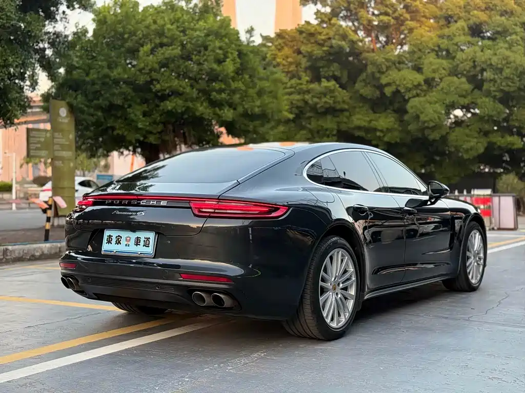 PORSCHE PANAMERA