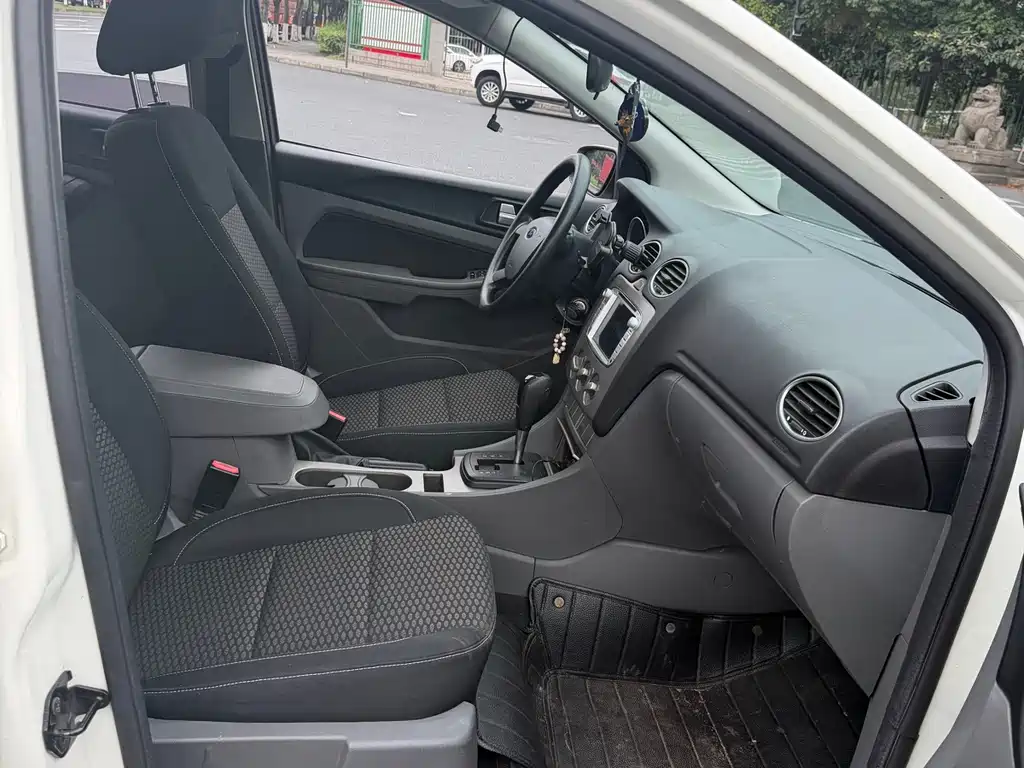 Ford Focus 2013 1.8L AT