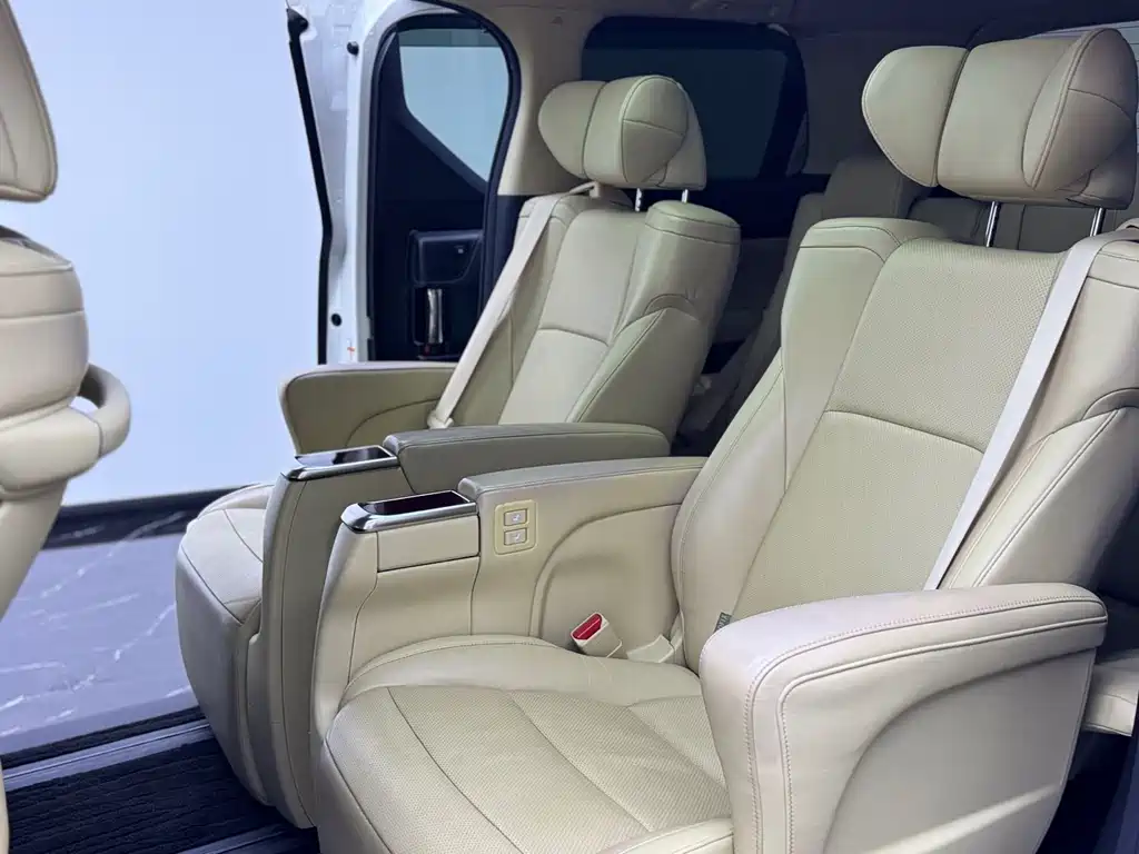 Toyota Alphard — миниатюра 9