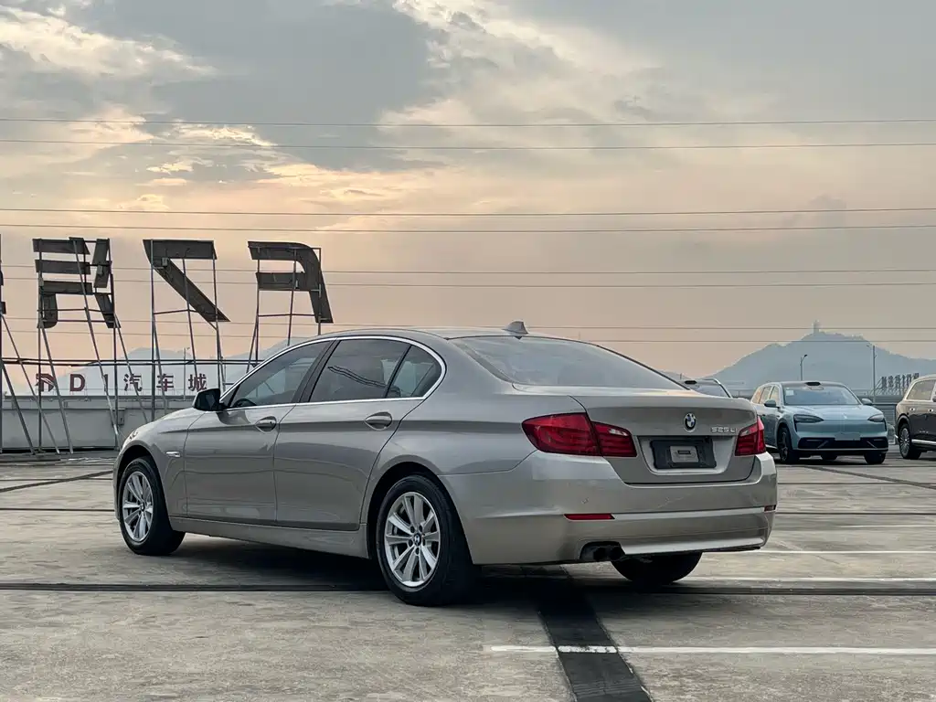 BMW 5 Series — миниатюра 9
