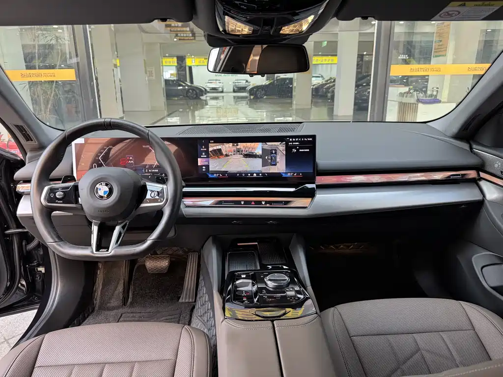 BMW 5 Series — миниатюра 10