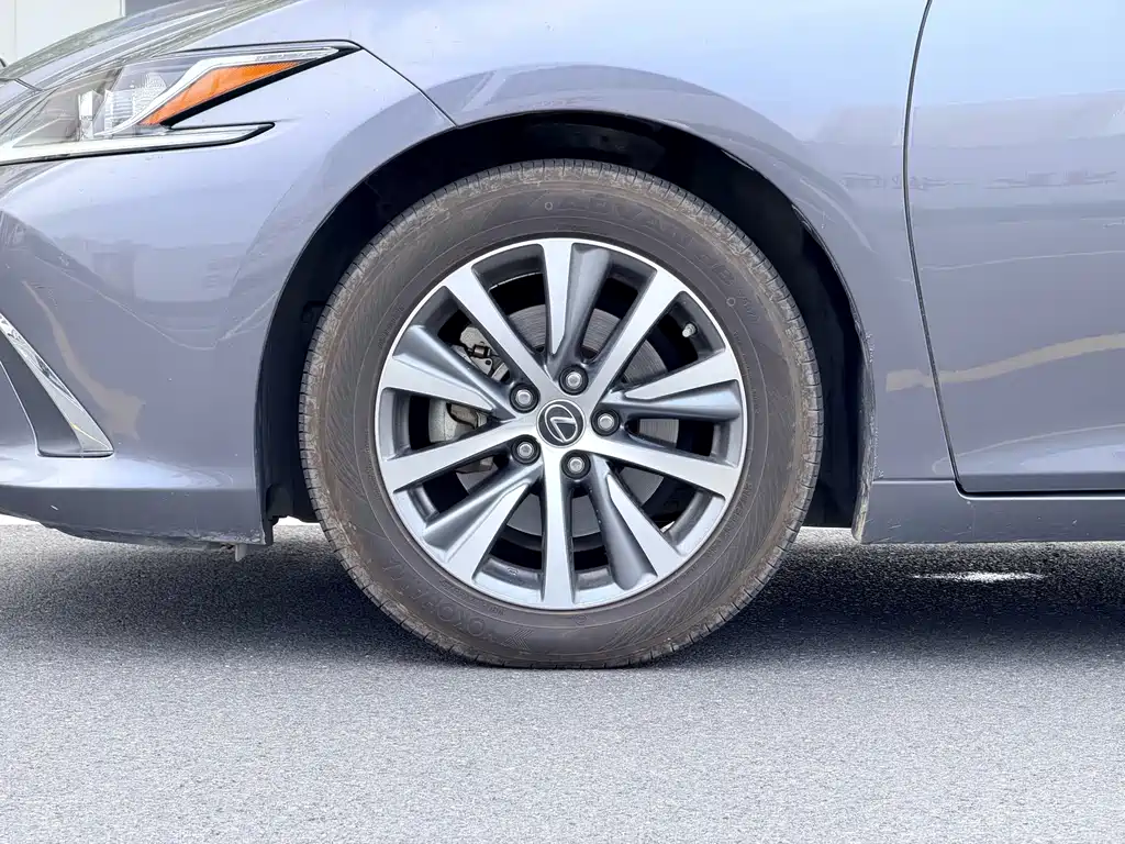 Lexus ES 2020 200