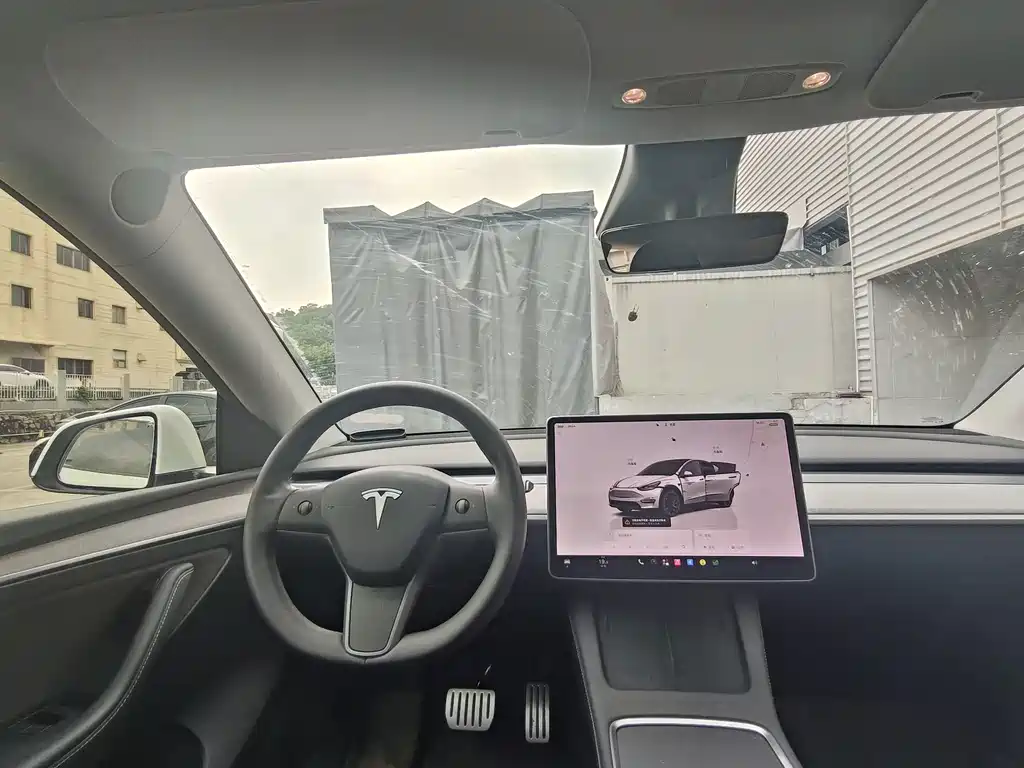 Tesla Model Y — миниатюра 12