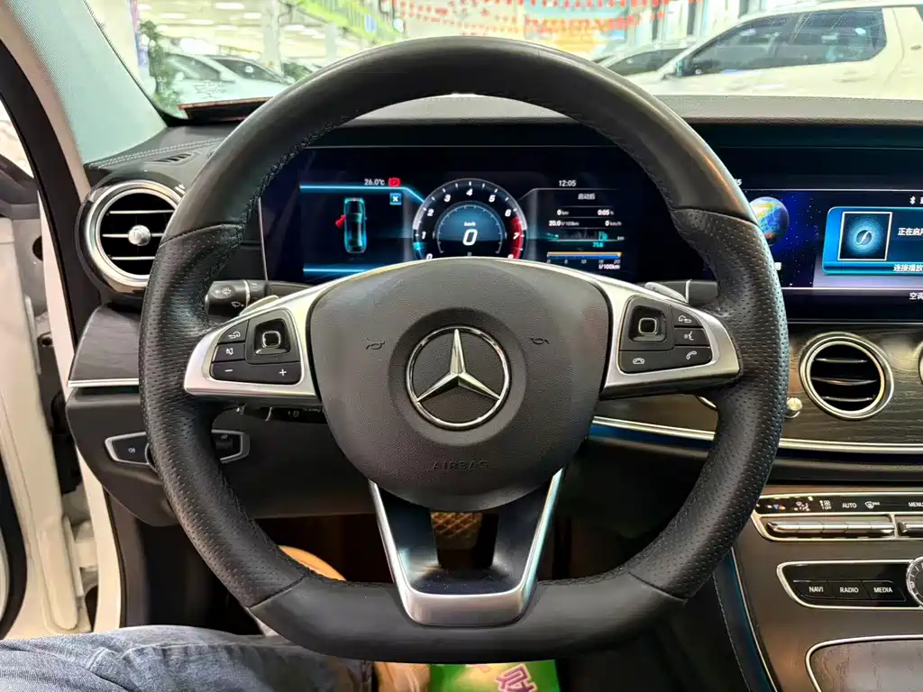 Mercedes-Benz E-Class — миниатюра 9