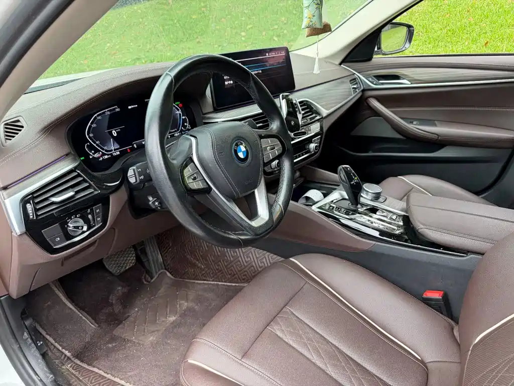 BMW 5 Series New Energy — миниатюра 7