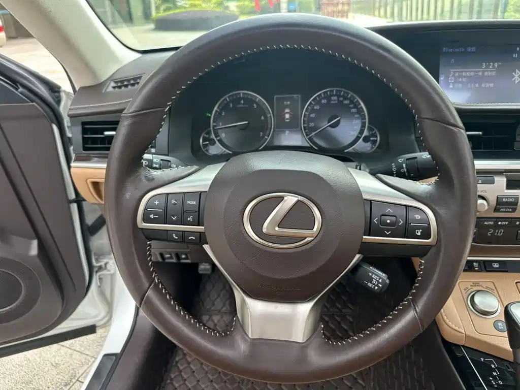 Lexus ES — миниатюра 16