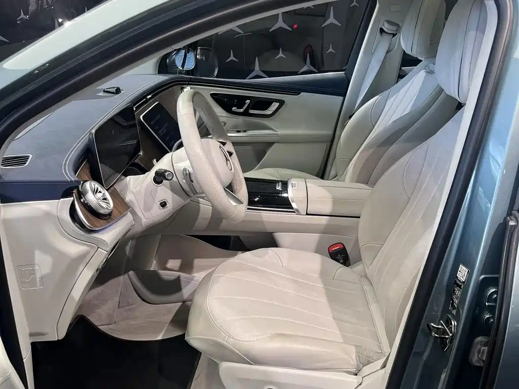 Mercedes-Benz EQE SUV — миниатюра 10